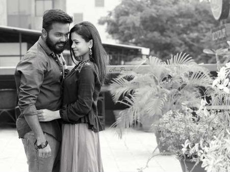 வாழ்க்கை கலர்ஃபுல்லா இருக்கும்போது பிளாக் அன்ட் ஒயிட் போட்டோ வெளியிட்ட விஜே மணிமேகலை