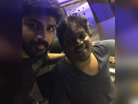 ஒரு பாடலுக்கு டான்ஸ் ஆடும் இசையமைப்பாளர்... வேற லெவல் ப்ரோ!