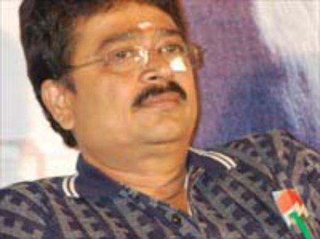 'நளினமான பெண்மையுடன் ஆணாக உலவிவரும் பச்சோந்தி': யாரை சொல்கிறார் எஸ்.வி. சேகர்?