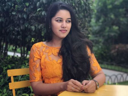 'டப்ஸ்மாஷ்' பிரபலம் மிருணாளினி.. விஜய் சேதுபதியுடன் நடிக்கிறார்!