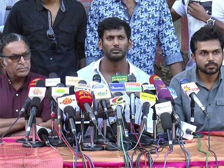 பெருசா எதிர்பார்த்து போய் மலேசியாவில் அசிங்கப்பட்ட 'விஷால் அன்ட் கோ'