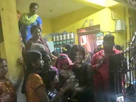 ரசிகரின் வீட்டிற்கு சென்று இன்ப அதிர்ச்சி கொடுத்த ஓவியா #OviyaArmy