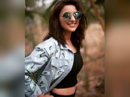 கூலிங் கிளாஸை பார்க்கச் சொன்னா நடிகையின் இடுப்பை பார்த்த நெட்டிசன்ஸ்