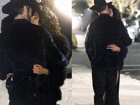 நடுரோட்டில் நடிகருக்கு லிப் டூ லிப் கிஸ் கொடுத்த ப்ரியங்கா சோப்ரா: வைரல் போட்டோ