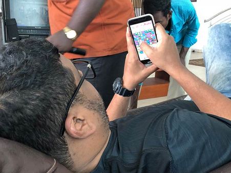 ஹாயா படுத்துக்கிட்டு 'கேன்டி கிரஷ்' விளையாடிய இயக்குனரை தயாரிப்பாளரிடம் மாட்டிவிட்ட சதீஷ்