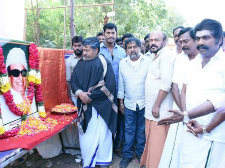 எம்ஜிஆர் பிறந்தநாளைக் கொண்டாடிய சண்டகோழி!