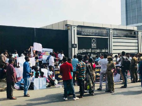 சன் டி.வி முன்பு தானா சேர்ந்த ரசிகர்கள் கூட்டம்.. சூர்யாவை கேவலமாக விமர்சித்ததால் எதிர்ப்பு!