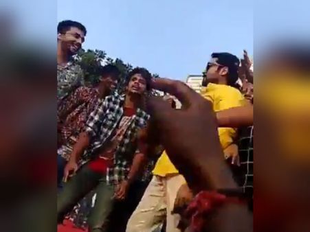 ரசிகர்களோடு 'சொடக்கு' பாடலுக்கு குத்தாட்டம் போட்ட சூர்யா!