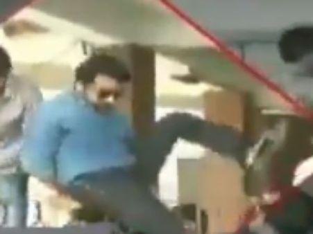 கட்டுக்கடங்கா கூட்டம், கேட் ஏறிக் குதித்து எஸ்கேப் ஆன சூர்யா: வைரலான வீடியோ