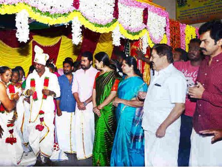 வீட்டு வேலைக்காரர் திருமணத்தில் குடும்பத்தோடு கலந்துகொண்ட சூர்யா, கார்த்தி, சிவகுமார்!