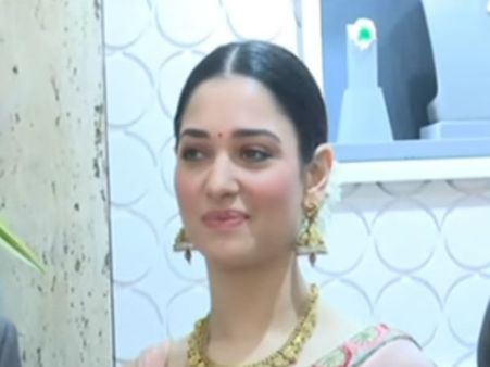 நகைக்கடை திறப்பு விழாவில் தமன்னா மீது ஷூ வீசிய பி.டெக். மாணவர்: காரணம்...