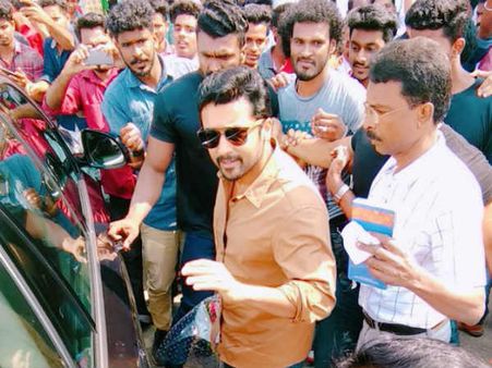 கேரளாவை அதிரவிட்ட கோலிவுட் ஹீரோக்கள்... கொச்சினில் போக்குவரத்து பாதிப்பு!