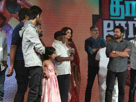 செந்திலிடம் செருப்பை கொடுத்து தன்னை அடிக்கச் சொன்ன விக்னேஷ் சிவன்