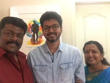விஜய் வீட்டில் கீர்த்தி சுரேஷ் ஓவியம்: ரசிகர்கள் மகிழ்ச்சி