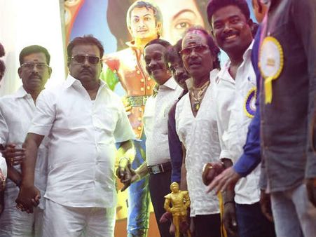 எம்ஜிஆா் சிலையைத் திறந்து வைத்த விஜயகாந்த்!