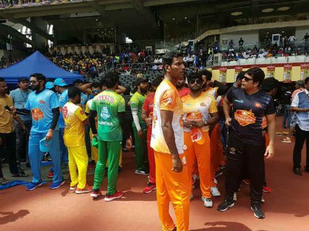 சிவாவோடு சேர்ந்து விஷாலையும், சூரியையும் கலாய்த்த சதீஷ்... நட்சத்திர கிரிக்கெட் கலகல!