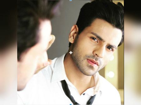 ஷூட்டிங்ஸ்பாட்டுக்குள் நுழைந்து வாளால் தாக்கிய 2 'குடி'மகன்கள்: நடிகர்கள் ஓட்டம்