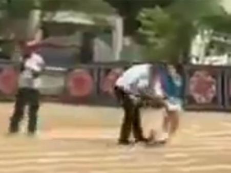 என்னப்பா உனக்கு இது கூட தெரியல: அஜீத்தை பார்த்து சிரித்த மகள்- வைரல் வீடியோ