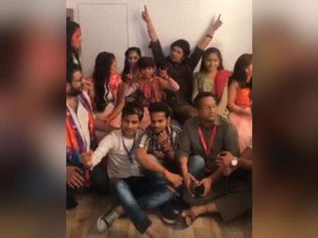 ஃபேஸ்புக் லைவில் சிறுமியின் உதட்டில் முத்தம் கொடுத்த பிரபல பாடகர்: அதிர்ச்சி வீடியோ