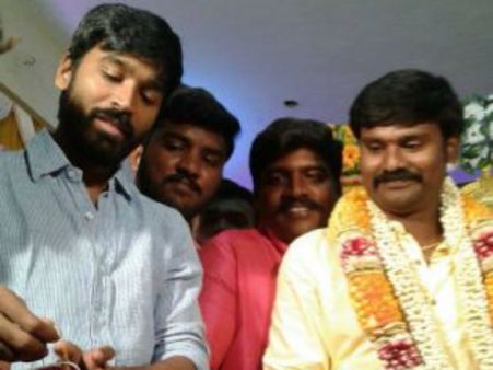 தங்க செயின் போட்டு ரசிகருக்கு இன்ப அதிர்ச்சி கொடுத்த தனுஷ்!