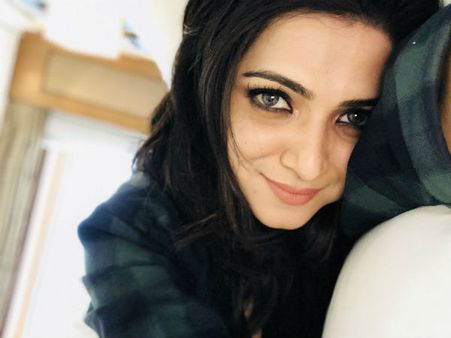 அம்மாடி, கிட்டத்தட்ட லட்ச ரூபாய்க்கு செல்போன் வாங்கிய டிடி: கலக்குங்க