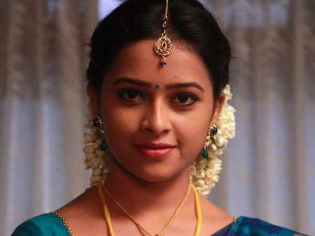 ச்சீ ச்சீ... தமிழ் புளிக்கும்... தெலுங்கு பக்கம் போன ஸ்ரீதிவ்யா!