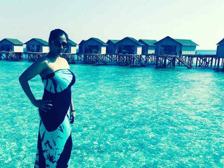 என்ன கருமம் புடிச்ச உடை இது: காயத்ரியை விளாசிய நெட்டிசன்ஸ்