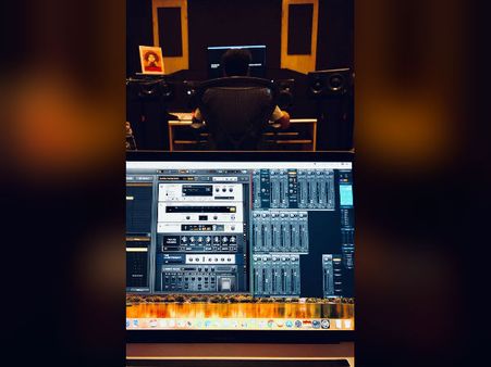 'காலா' இசை எங்கேருந்து வருது..? - நாளை டீசர் ரிலீஸ்!