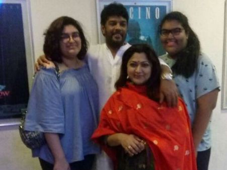 எங்க வீட்டில் நான் தான் குள்ளம்: ஃபேமிலி போட்டோ வெளியிட்ட குஷ்பு