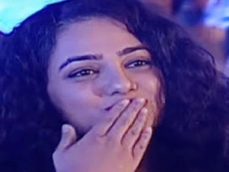 திருமணமான ஹீரோவுக்கு பறக்கும் முத்தம் கொடுத்த மெர்சல் ஹீரோயின்