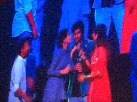 ரசிகருக்கு முத்தம் கொடுத்த ஓவியா: வைரலான வீடியோ