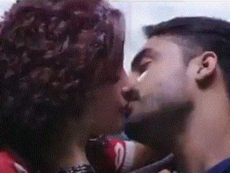 பியா பாஜ்பாய்க்கு லிப் டூ லிப் கொடுத்த தனுஷ் வில்லன்: வைரல் வீடியோ