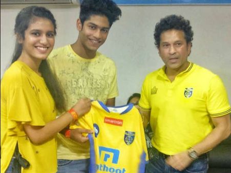 சச்சின் டெண்டுல்கரை சந்தித்த புருவ அழகி பிரியா வாரியர்!