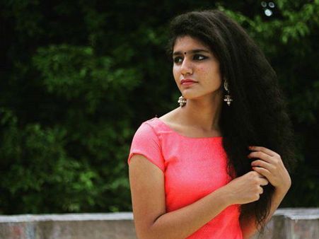 நான் சொல்லும் வரைக்கும் வாயே திறக்கக் கூடாது: ப்ரியா வாரியருக்கு இயக்குனர் உத்தரவு