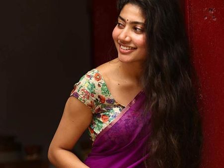 'மலர் டீச்சர்' நடந்துக்கிறது கொஞ்சம் கூட சரியில்லையாம்... சக நடிகரே குற்றச்சாட்டு!