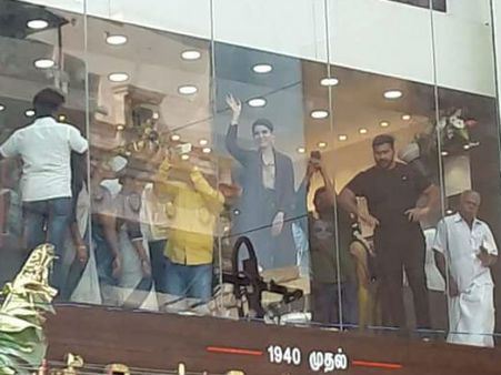 சமந்தாவை பார்க்க வந்த ரசிகர்கள் மீது போலீஸ் தடியடி.. கிருஷ்ணகிரியில் பரபரப்பு!