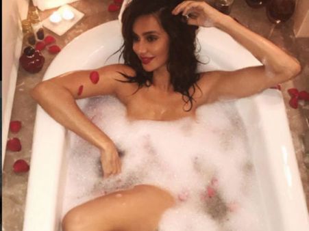 டாப்லெஸ், குளியல் போட்டோக்களை வெளியிட்ட பிரபல டிவி நிகழ்ச்சி தொகுப்பாளினி