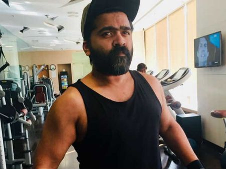 'ஒஸ்தி வந்துட்டான்டா...' - வைரலாக பரவும் சிம்பு வீடியோ!