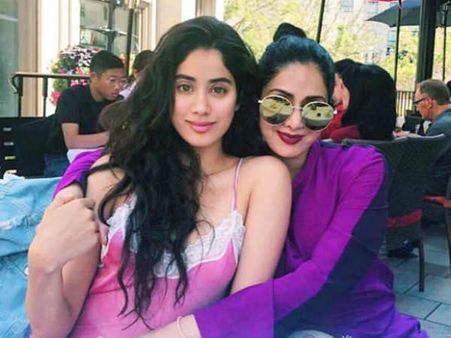 அம்மா வேணும்: மும்பையில் ஸ்ரீதேவியின் மூத்த மகள் கதறல்