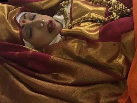 தனக்கு பிடித்த சிவப்பு நிற காஞ்சிப்பட்டுப் புடவையில் இறுதி ஊர்வலம் சென்ற ஸ்ரீதேவி