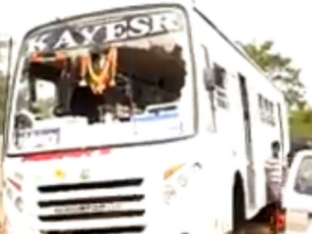 'சொடக்கு' பாட்டு போடாததால் பஸ் கண்ணாடியை உடைத்த சூர்யா ரசிகர்கள்!