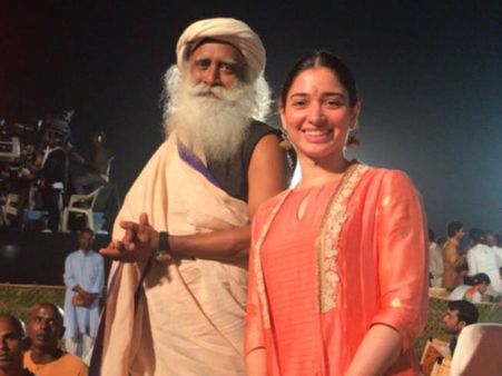 மஹா சிவராத்திரி விழாவில் டான்ஸ் ஆடிய தமன்னா... ஜக்கி பற்றி ட்விட்டரில் கருத்து!