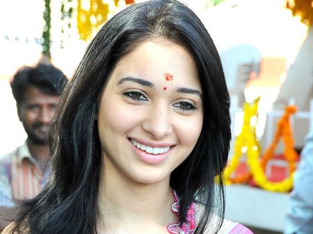 பக்தர்களுடன் வரிசையில் நின்று மதுரை மீனாட்சி அம்மனை தரிசித்த தமன்னா