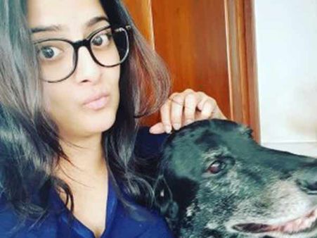 வரலட்சுமியை கலங்கவைத்த மரணம்... உருக்கமான ட்வீட்!