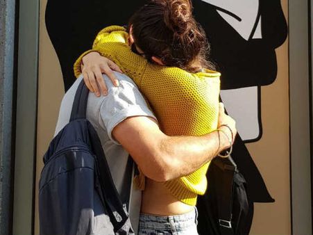 அனுஷ்காவுக்கு லிப் டூ லிப் கொடுக்கும் போட்டோவை வெளியிட்டு அவசரமாக நீக்கிய கோஹ்லி