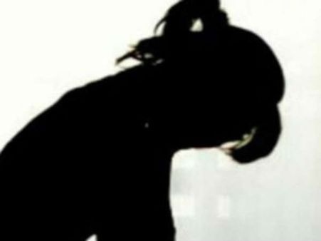 பயன்படுத்திய ஆணுறைகளை என்னை எடுக்க வைத்தார்: தயாரிப்பாளர் மீது மாஜி பெண் பி.ஏ. புகார்