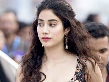 நீங்க இங்க தான்மா இருக்கீங்க: பிறந்தநாள் அன்று ஸ்ரீதேவியின் மகள் கண்ணீர்