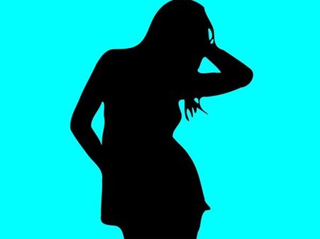 சட்டையை கழற்றி முன்னழகை காட்டச் சொன்னார்: இயக்குனர் மீது பிரபல நடிகை புகார்