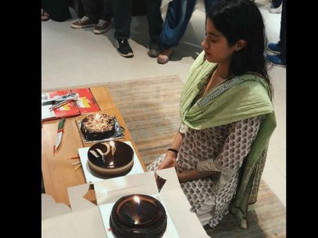 தாயில்லாமல் முதல் பிறந்தநாள்: ஸ்ரீதேவியின் மகள் யாருடன் கொண்டாடினார் தெரியுமா?