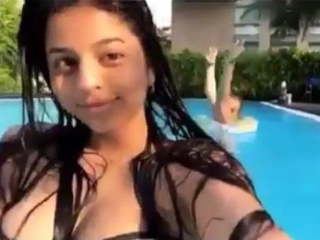 நீச்சல் குளத்தில் பிகினியில் சூப்பர் ஸ்டார் மகள்: வைரலான புகைப்படம்